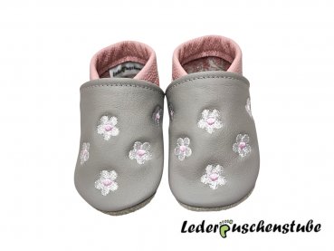 Lederpuschen steingrau-rosa Namen Ferse steingrau; Stickerei 6 Blümchen beiderseits weiß-rosa